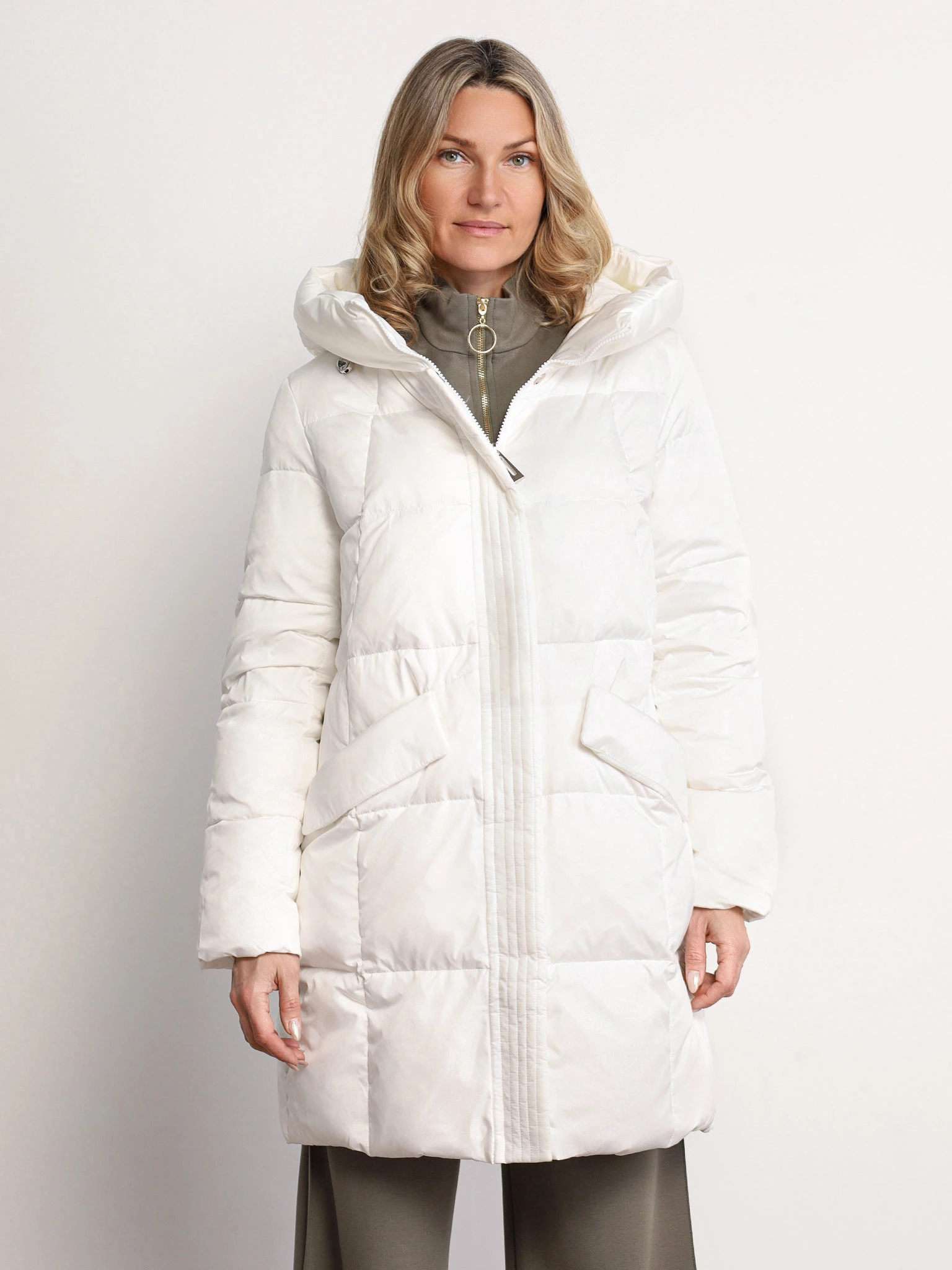 Пуховик белого цвета с капюшоном